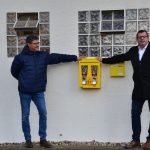 Regionalverbandsdirektor Peter Gillo und Dominik Jochum, Bürgermeister von Großrosseln, haben sich bereits Krokuszwiebeln am recycelten Automaten gezogen. Foto: Denny Sturm/ Regionalverband Saarbrücken.