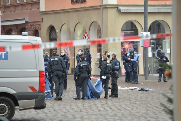 Am Dienstagmittag (01.12.2020) ist ein Mann mit einem Auto in die Fußgängerzone in Trier gerast und hat dabei mehrere Menschen verletzt, zwei davon tödlich. Foto: picture alliance/dpa | Harald Tittel