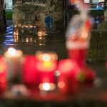 Menschen haben an der Porta Nigra Kerzen angezündet. Am Dienstag war ein Mann mit einem Auto durch die Fußgängerzone von Trier gefahren und hatte dabei Menschen verletzt und getötet. Foto: dpa-Bildfunk/Oliver Dietze