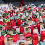 Vor der Porta Nigra haben Menschen zum Gedenken an die Opfer einer Amokfahrt Kerzen aufgestellt. Foto: dpa-Bildfunk/Oliver Dietze