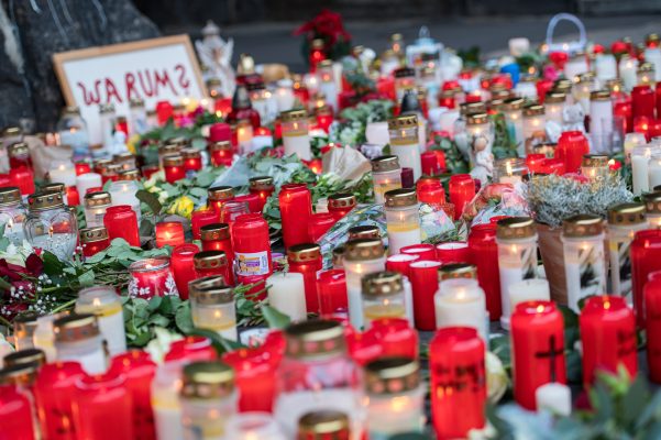 Vor der Porta Nigra haben Menschen zum Gedenken an die Opfer einer Amokfahrt Kerzen aufgestellt. Foto: dpa-Bildfunk/Oliver Dietze