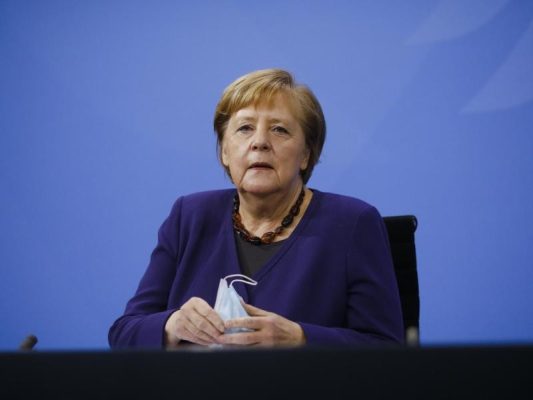 Kanzlerin Merkel hält es für möglich, dass die Corona-Maßnahmen vor Weihnachten nochmals verschärft werden können. Foto: Markus Schreiber/AP POOL/dpa