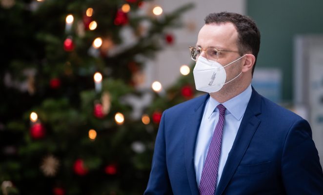 Die Verordnung des Gesundheitsministeriums unter Jens Spahn sieht FFP2-Masken für 27 Millionen Bürger:innen vor. Foto: Bernd von Jutrczenka/dpa-Bildfunk