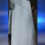 Ein verlorener Kühlschrank ist auf der A8 in ein Auto gekracht und hat für erhebliche Verkehrsbehinderungen gesorgt. Symbolfotos: (Hintergrund) Pixabay | (Kühlschrank) Presseportal/Polizei