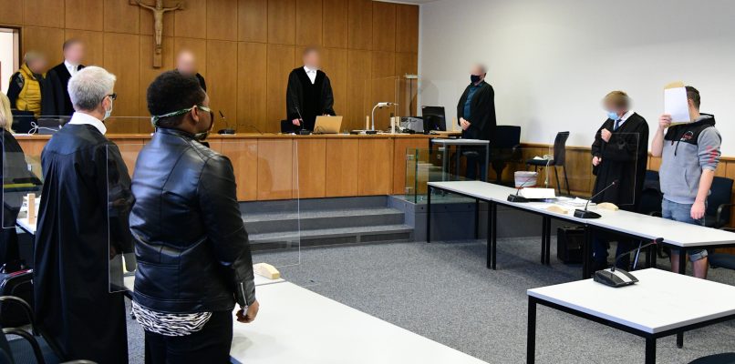 Der Angeklagte (ganz rechts im Bild) wurde zu einer Haftstrafe verurteilt. Foto: BeckerBredel (Aufnahme vom Prozessauftakt im November)