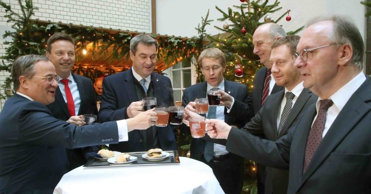 Nein, dieses Bild mit Saar-Regierungschef Hans (zweiter von links) ist nicht aktuell. Foto: Wolfgang Kumm/dpa-Bildfunk