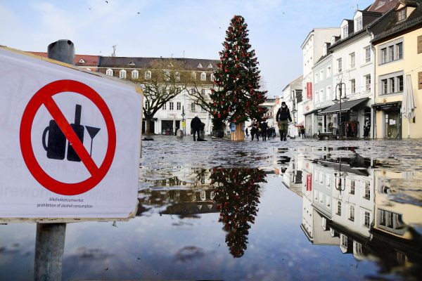 In Saarbrücken gilt unter anderem am St. Johanner Markt an Heiligmorgen Alkoholverbot. Symbolfoto: BeckerBredel & Peter Kneffel/dpa-Bildfunk