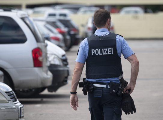 Der Unfallfahrer wollte den Geschädigten davon abhalten die Polizei zu dem Parkplatz in Saarbrücken zu rufen. Symbolfoto: Boris Roessler/dpa-Bildfunk