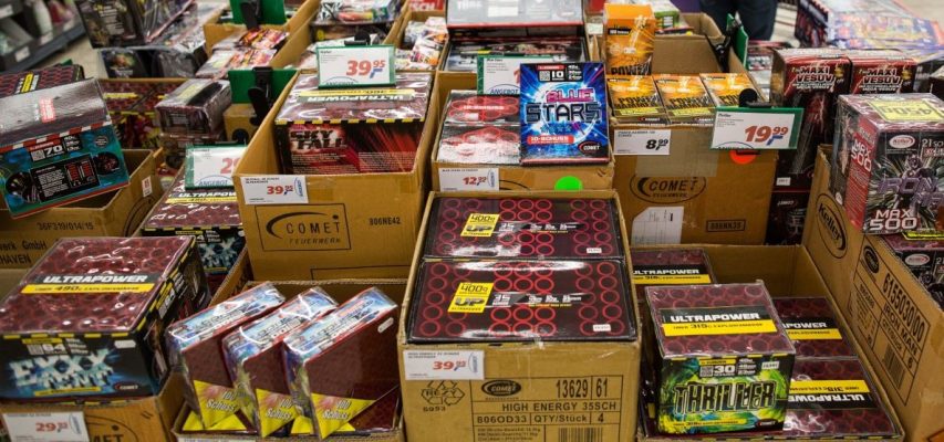 In Riegelsberg haben vier Personen zahlreiche Kartons mit Feuerwerkskörpern aus einem gesicherten Supermarkt-Container gestohlen. Symbolbild: picture alliance / dpa | Maja Hitij