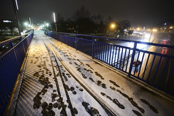 Leichter Schneefall und Frost können im Saarland zu glatten Straßen und Gehwegen führen. Symbolfoto: BeckerBredel