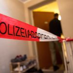 Polizeikräfte haben eine 53-jährige Frau in Neunkirchen leblos in ihrer Wohnung aufgefunden. Symbolfoto: picture alliance / dpa | Peter Kneffel