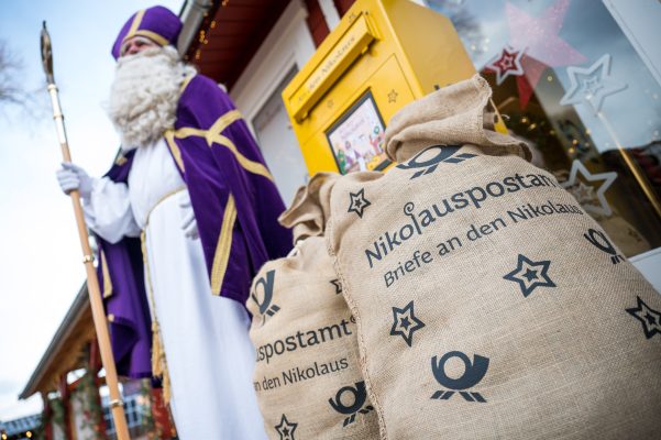 Neuer Rekord beim Nikolauspostamt in St. Nikolaus: Rund 30.000 Briefe wurden in diesem Jahr beantwortet. Archivfoto: picture alliance/dpa | Oliver Dietze