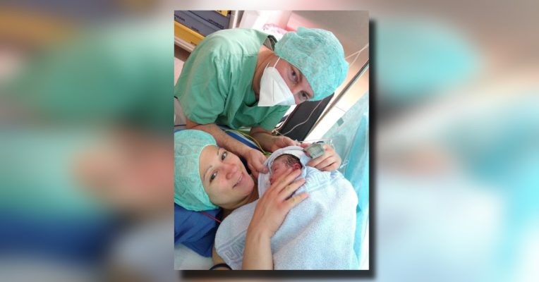 Glücklich: Beate und Andreas Hemmer mit der neugeborenen Felia Marie. Foto: Klinikum Saarbrücken/Facebook