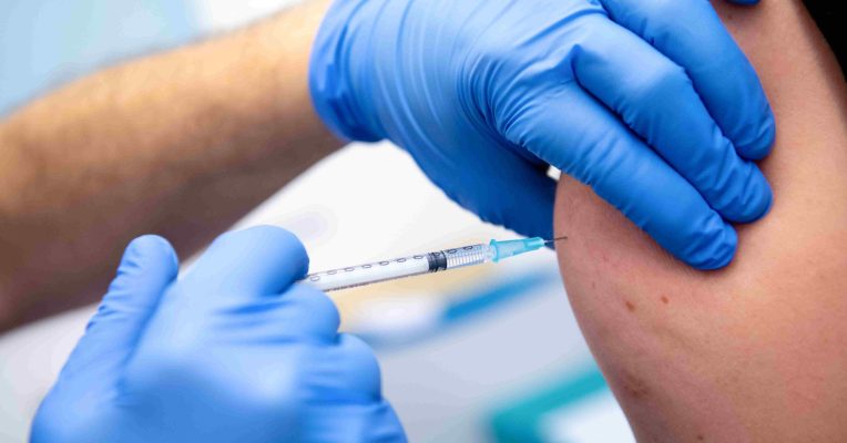 Im Saarland können sich Menschen jetzt gegen das Coronavirus impfen lassen. Foto: Sven Hoppe/dpa-Bildfunk