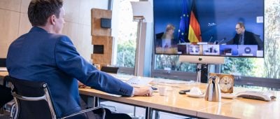 Saar-Ministerpräsident Hans (links) berät heute mit Kanzlerin Merkel und den anderen Regierungschef:innen über eine Verlängerung des Lockdowns. Archivfoto: @TobiasHans/Twitter