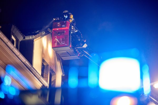 Die Feuerwehr musste eine Person über die Drehleiter vom Dach retten. Symbolfoto: Thomas Frey/dpa-Bildfunk