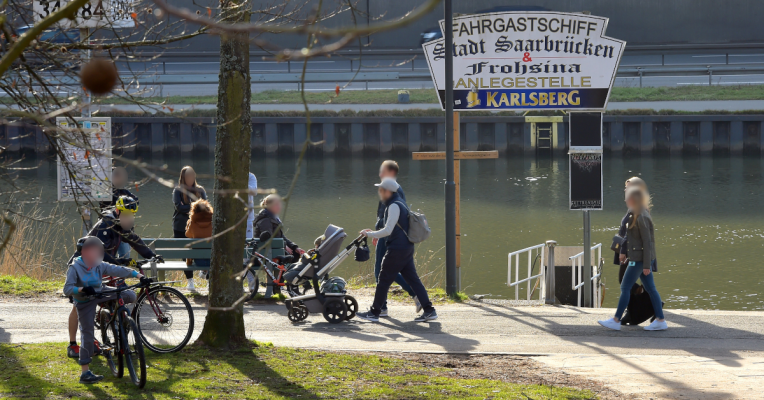 Im Bild zu sehen: Spaziergänger und Co. an der Saar in Saarbrücken. Foto: BeckerBredel