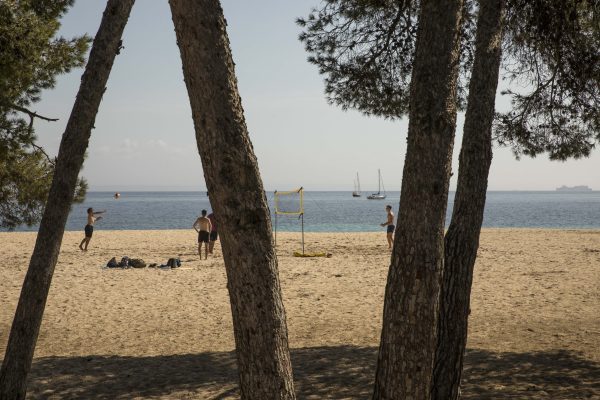 Wegen stark sinkender Corona-Infektionszahlen hat die Bundesregierung die Reisebeschränkungen für Mallorca aufgehoben. Foto: dpa-Bildfunk/John-Patrick Morarescu