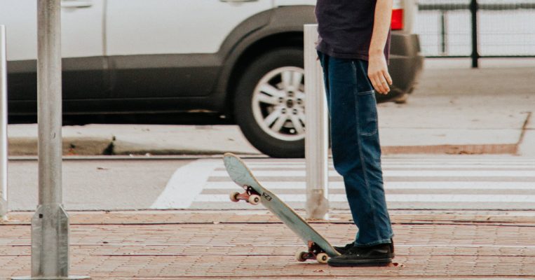 Zwischen einem Skateboard- und einem Autofahrer kam es in Saarlouis zu einem heftigen Streit. Symbolfoto: Unsplash