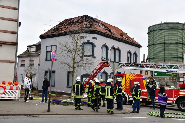 Der Dachstuhl des Hauses in Völklingen brannte bei dem Feuer aus. Foto: BeckerBredel