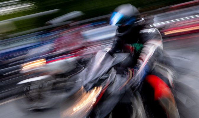 Auf der A8 bei Dillingen soll am Mittwoch (31.03.2021) ein illegales Motorradrennen stattgefunden haben. Symbolfoto: picture alliance/dpa | Peter Steffen