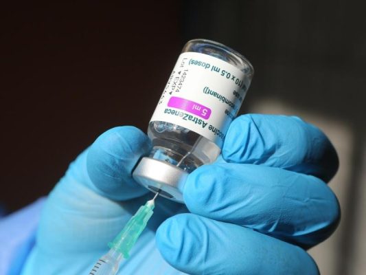 Eine Spritze wird mit dem Corona-Impfstoff von Astrazeneca aufgezogen. Foto: Matthias Bein/dpa-Zentralbild/dpa