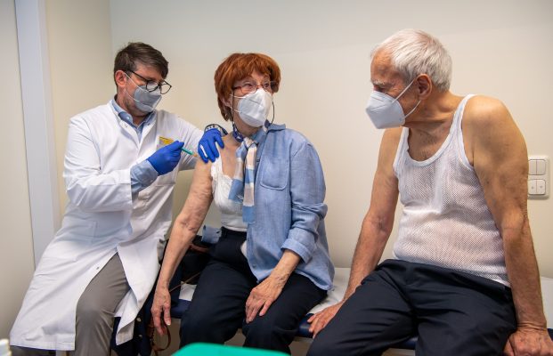 Seit heute (06.04.2021) werden im Saarland auch Corona-Impfungen in Arztpraxen vorgenommen. Symbolfoto: picture alliance/dpa | Peter Kneffel