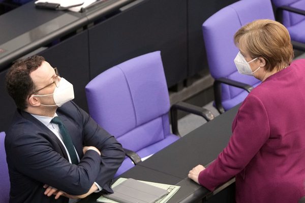 Bundesgesundheitsminister Jens Spahn will wie Kanzlerin Merkel einen härteren Lockdown, um die dritte Welle zu brechen. Symbolfoto: picture alliance/dpa | Michael Kappeler