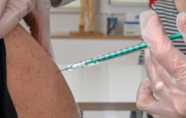 Die KV Saar rechnet mit einem großen Impffortschritt in den nächsten acht Wochen. Foto: dpa-Bildfunk/Jens Kalaene