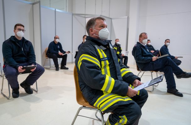 Im Saarland sollen 7.000 Einsatzkräfte von THW und Feuerwehr bevorzugt geimpft werden. Symbolfoto: Harald Tittel/dpa-Bildfunk