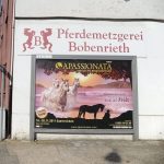 Eines der Beispiele aus unserer Liste: "Apassionata"-Werbung an der Pferdemetzgerei Bobenrieth in Saarbrücken-Dudweiler. Archivfoto: BeckerBredel