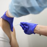 Ab Mitte April können sich im Saarland auch Personen aus der dritten Priorisierungsgruppe für eine Corona-Impfung anmelden. Symbolfoto: Christopher Neundorf/dpa-Bildfunk