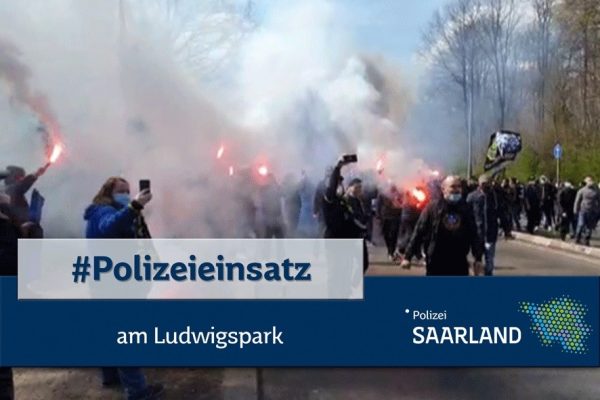 Am Samstag (17. April 2021) haben rund 400 Fans des 1. FC Saarbrücken die Camphauser Straße blockiert. Foto: Polizei Saarland