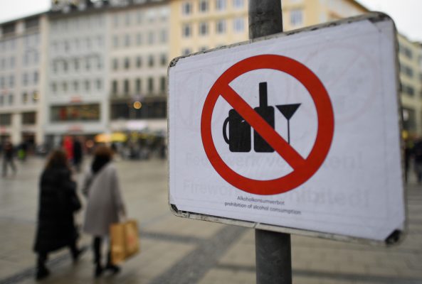 Die Saar-SPD bringt nach Verstößen am vergangenen Wochenende ein Alkoholverbot an Hotspots ins Spiel. Symbolfoto: picture alliance/dpa | Angelika Warmuth