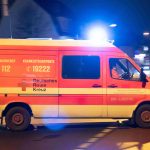 Ein Mann kam schwer verletzt ins Krankenhaus. Symbolfoto: Friso Gentsch/dpa-Bildfunk