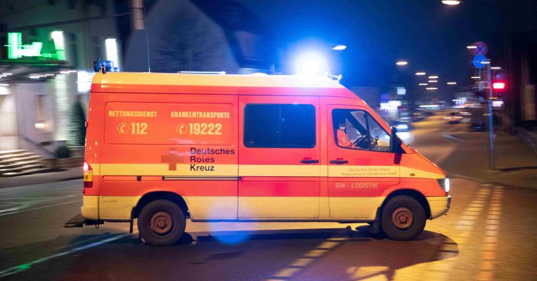 Ein Mann kam schwer verletzt ins Krankenhaus. Symbolfoto: Friso Gentsch/dpa-Bildfunk