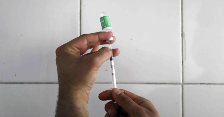 Die Impfpriorisierung könnte in vier bis sechs Wochen fallen. Foto:  Rahmat Gul/AP/dpa-Bildfunk
