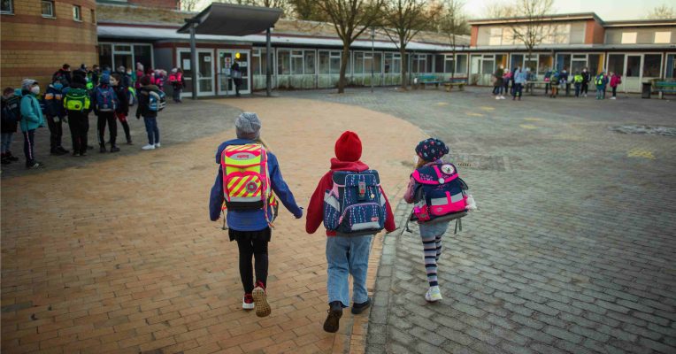 Auch an Grundschulen gilt im Saarland jetzt eine Testpflicht. Foto: Gregor Fischer/dpa-Bildfunk
