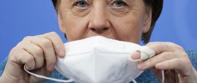 Bundeskanzlerin Angela Merkel (CDU) sitzt bei der Pressekonferenz nach dem Impfgipfel im Kanzleramt. Die Bundesregierung hat mit den Länderchefs über die Impfsituation beraten. Foto: picture alliance/dpa/dpa-pool | Michael Kappeler
