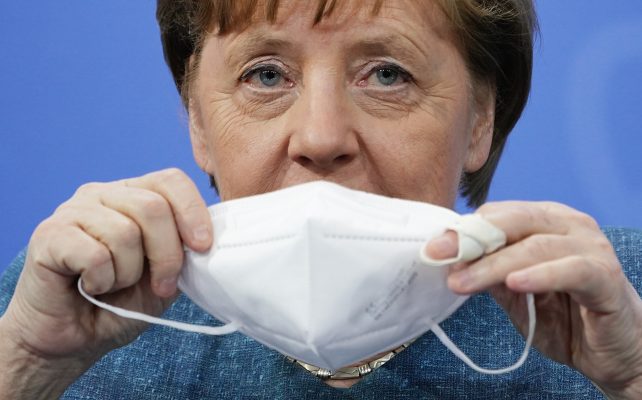 Bundeskanzlerin Angela Merkel (CDU) sitzt bei der Pressekonferenz nach dem Impfgipfel im Kanzleramt. Die Bundesregierung hat mit den Länderchefs über die Impfsituation beraten. Foto: picture alliance/dpa/dpa-pool | Michael Kappeler