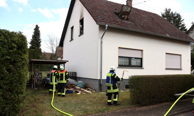Die Feuerwehr hat einen 60-Jährigen bei einem Brand in Schwalbach aus einer Dachgeschosswohnung gerettet. Foto: BeckerBredel