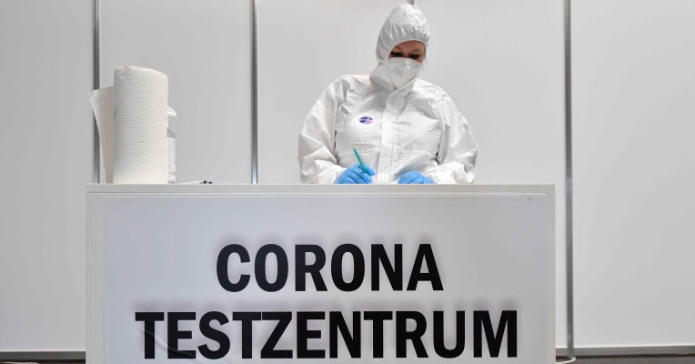 Im Saarland kann man sich an Hunderten Stellen kostenlos auf das Coronavirus testen lassen. Foto: Martin Schutt/dpa-Bildfunk