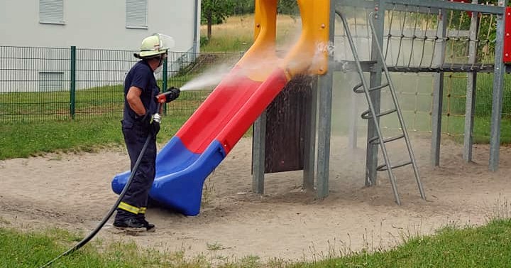 Die Feuerwehr spülte in Bliesmengen-Bolchen auch Spielgeräte ab. Foto: Freiwillige Feuerwehr Bliesmengen-Bolchen/Facebook