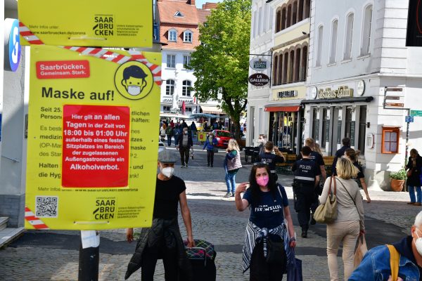 Im Saarland wird unter anderem die Maskenpflicht ab Freitag in vielen Bereichen gelockert. Foto: BeckerBredel