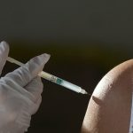 In "Spitzenzeiten" hätten die Ärzt:innen im Saarland mehr als 12.000 Impfungen pro Tag durchgeführt. Foto: dpa-Bildfunk/AP/Aaron Favila
