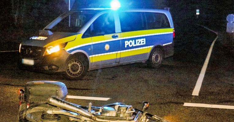 Laut Polizei verstarb der Motorradfahrer an der Unfallstelle. Foto: dpa-Bildfunk/KS-Images.de/Andreas Rometsch