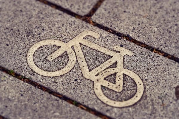 Die beiden Radfahrer kamen dem Mädchen auf einem Radweg nebeneinander entgegen. Symbolfoto: Pixabay