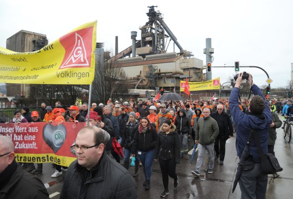 Im Februar 2020 protestierten zahlreiche Menschen gegen die damals verkündeten Sparpläne von Dillinger und Saarstahl. Archivfoto: BeckerBredel