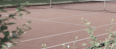 Der Verletzte wurde an der Tennisanlage in Riegelsberg aufgefunden. Symbolfoto: Pixabay