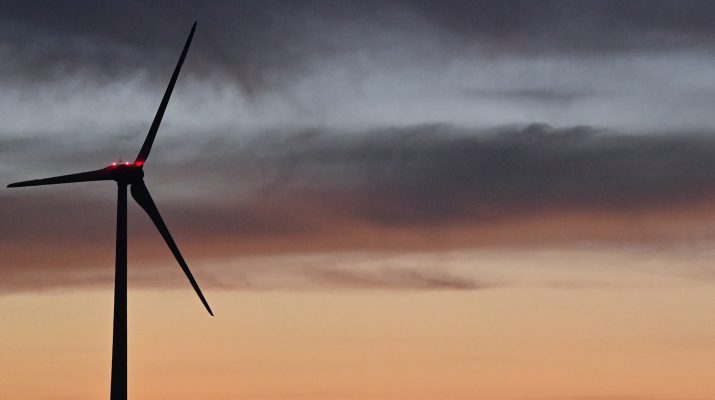 Drei neue Windkraftanlagen sollen in Schwalbach entstehen. Foto: dpa-Bildfunk/Patrick Pleul